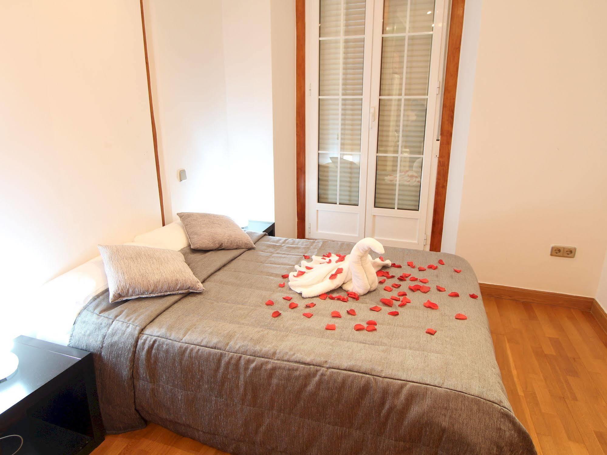 Apartamentos Good Stay Prado Madrid Dış mekan fotoğraf